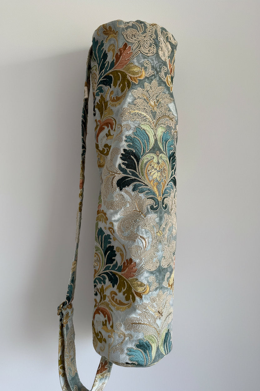 Détail du tissu brodé bleu céladon et vert profond du sac de yoga artisanal RITA